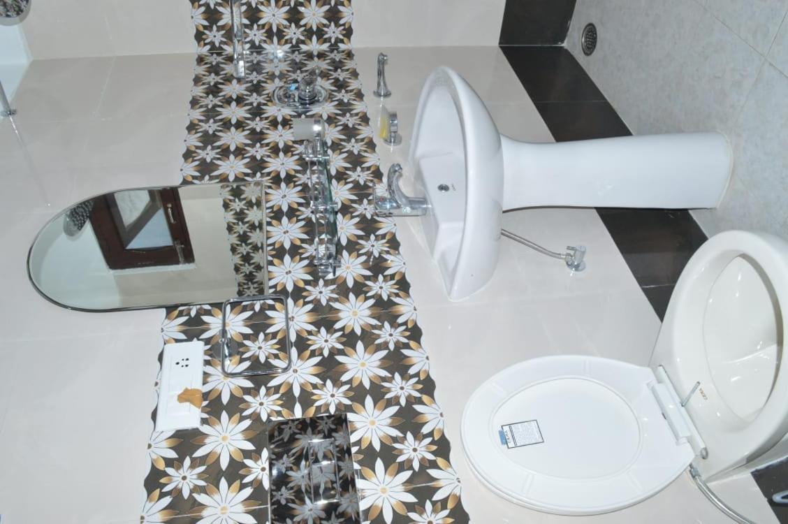 Breiancy Holiday Inn เชร์ราปุนจี ภายนอก รูปภาพ